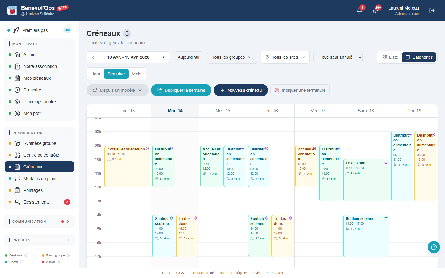 Vue calendrier hebdomadaire du planning BenevolOps avec code couleur : vert pour les créneaux couverts, cyan pour partiellement couverts, ambre pour les créneaux vides nécessitant une action