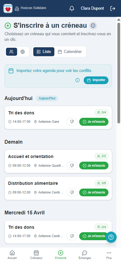 Vue mobile de BenevolOps : interface responsive montrant les créneaux disponibles avec boutons d'inscription, navigation en bas d'écran et taux de remplissage