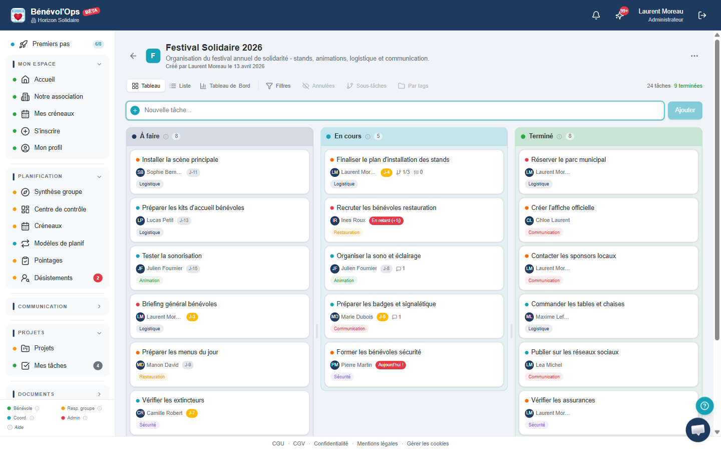 Vue Kanban BenevolOps avec colonnes A faire, En cours et Terminé : cartes de tâches avec tags colorés, avatars des assignés et indicateurs de deadline